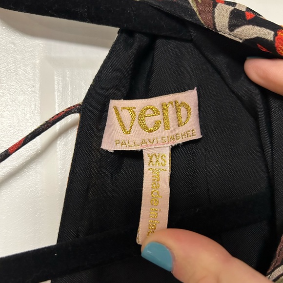 Vibrant floral dress with beaded sleeves. 100% viscose, fully lined. - Picture 2 of 6